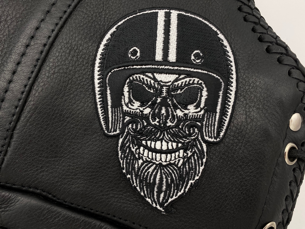 Totenkopf Biker Patch auf einer Lederweste