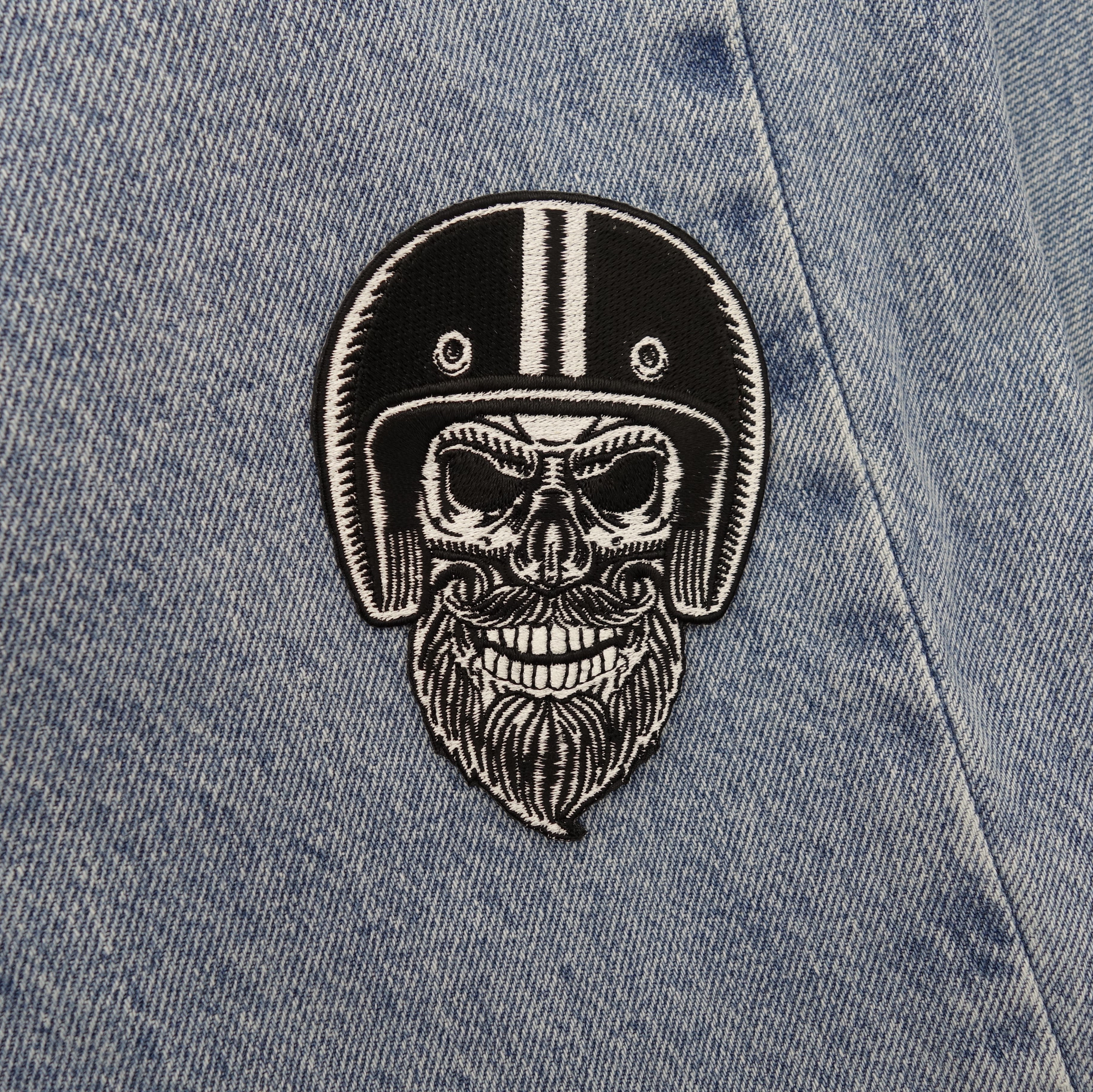 Totenkopf Biker Patch auf blauer Jeans aufgebügelt