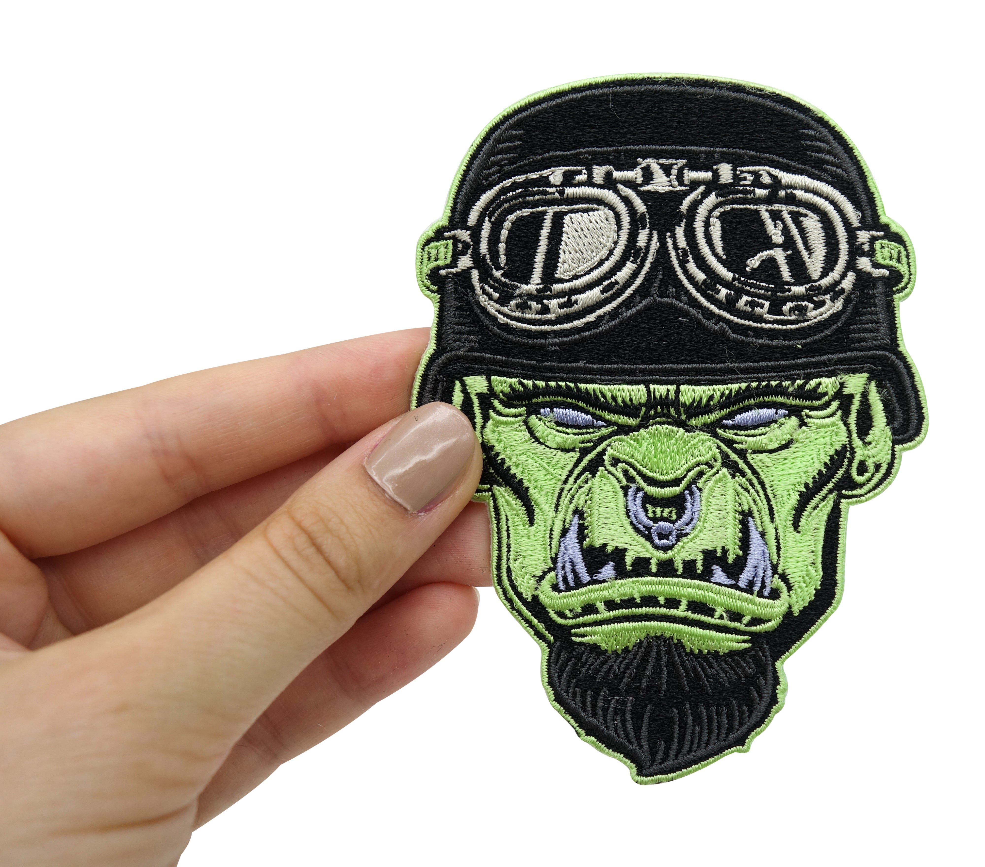 Hand hält den Ork Biker Patch
