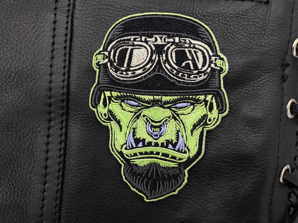 Ork Biker Patch auf schwarzer Lederweste aufgebügelt