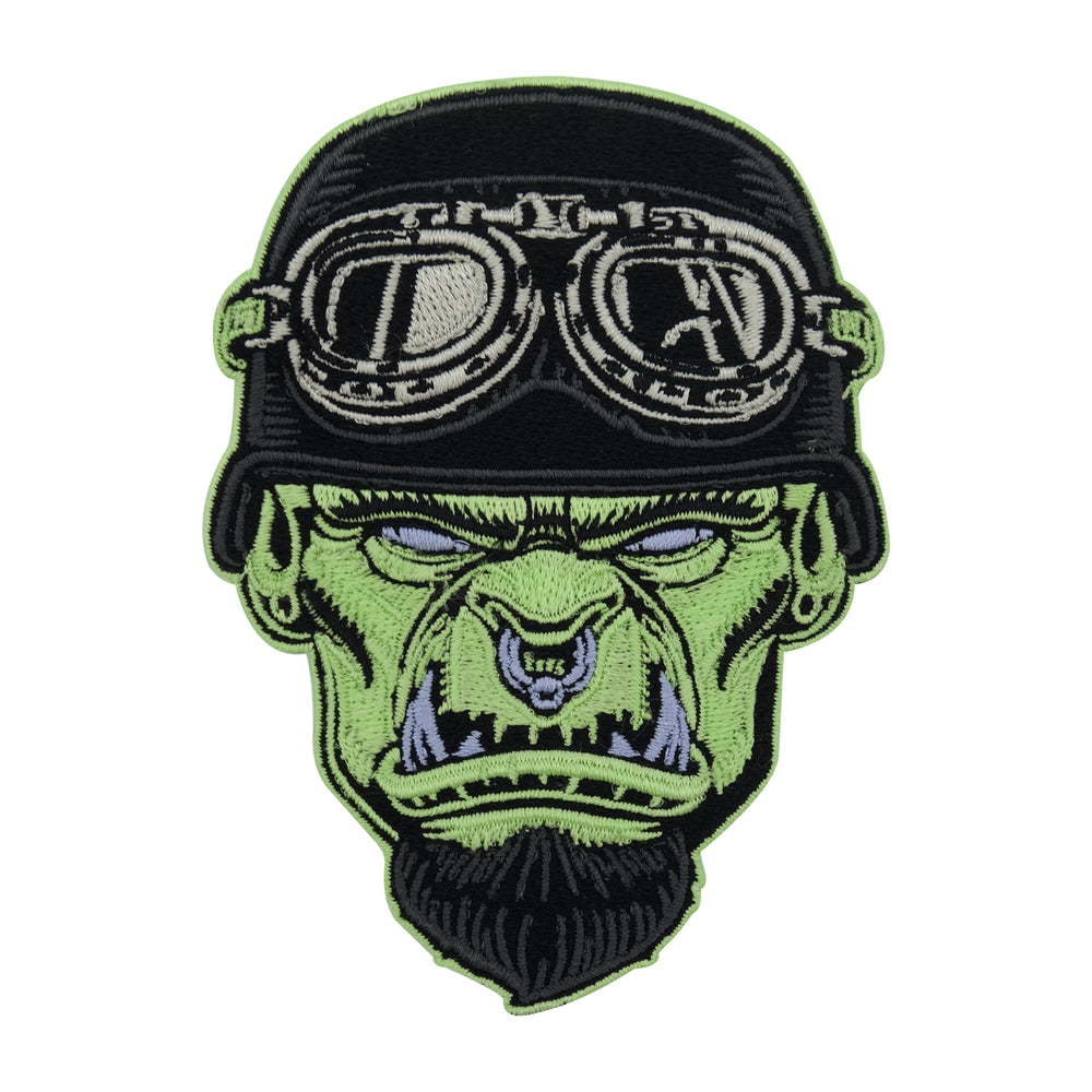 Grün-schwarzer Ork Biker mit Helm und Nasenring Patch 