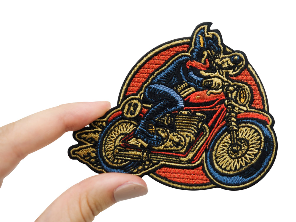 Frauenhand hält Lone Wolf Biker Patch