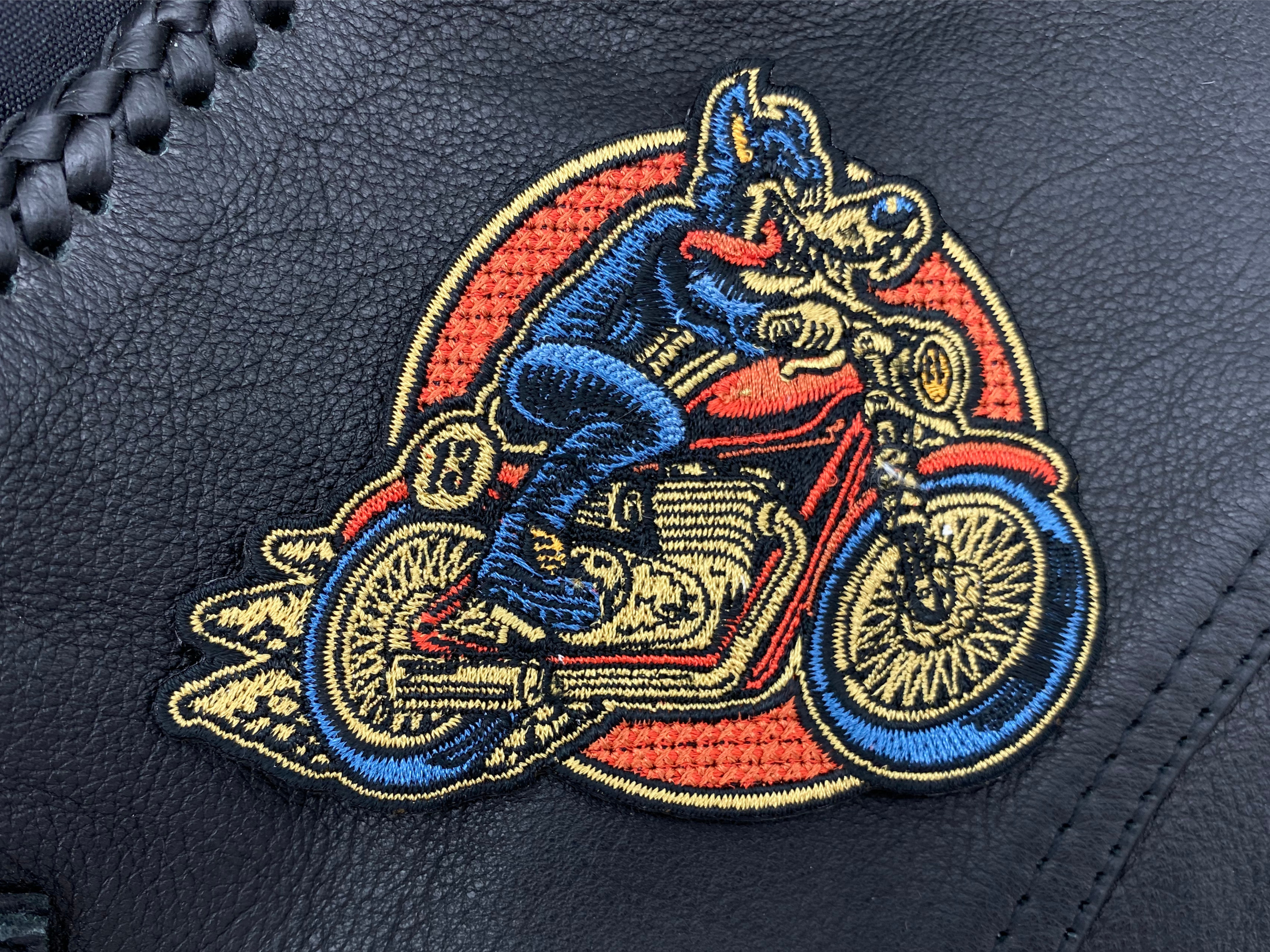 Lone Wolf Biker Patch auf schwarzer Lederweste aufgebügelt