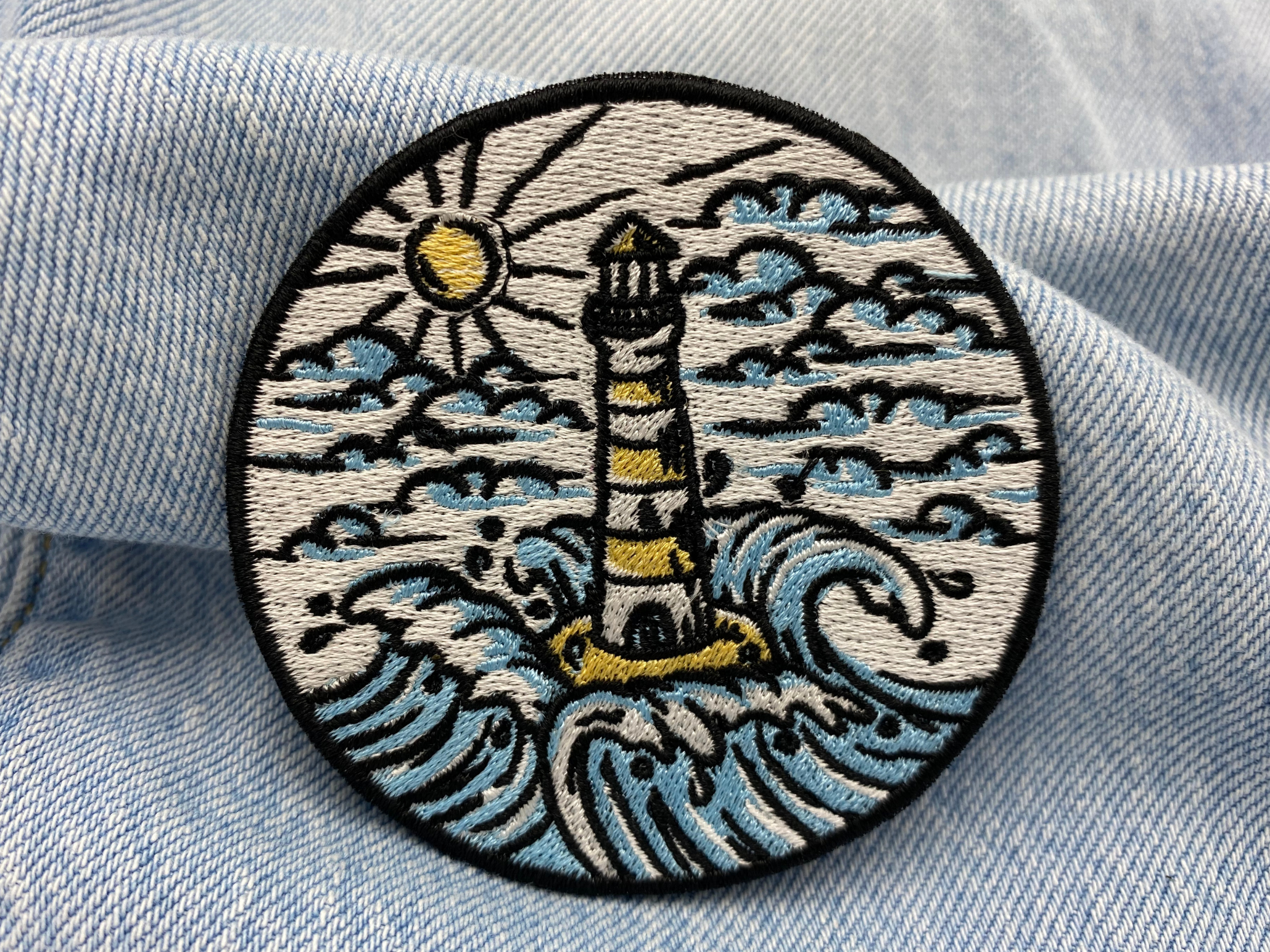 Leuchtturm-Patch auf blauer Jeans