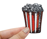 Popcorn Patch gehalten von einer Frauenhand