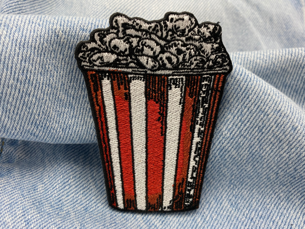 Popcorn Patch auf blauer Jeans
