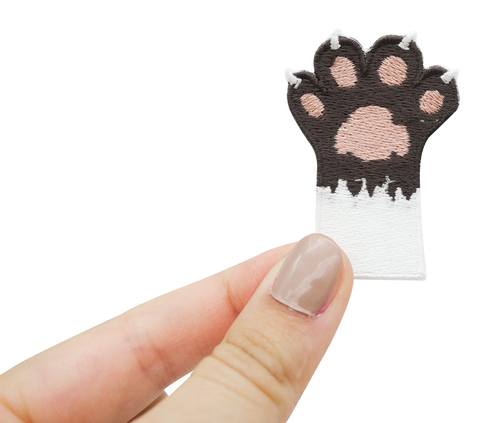 Pfoten Patch gehalten in einer Frauenhand