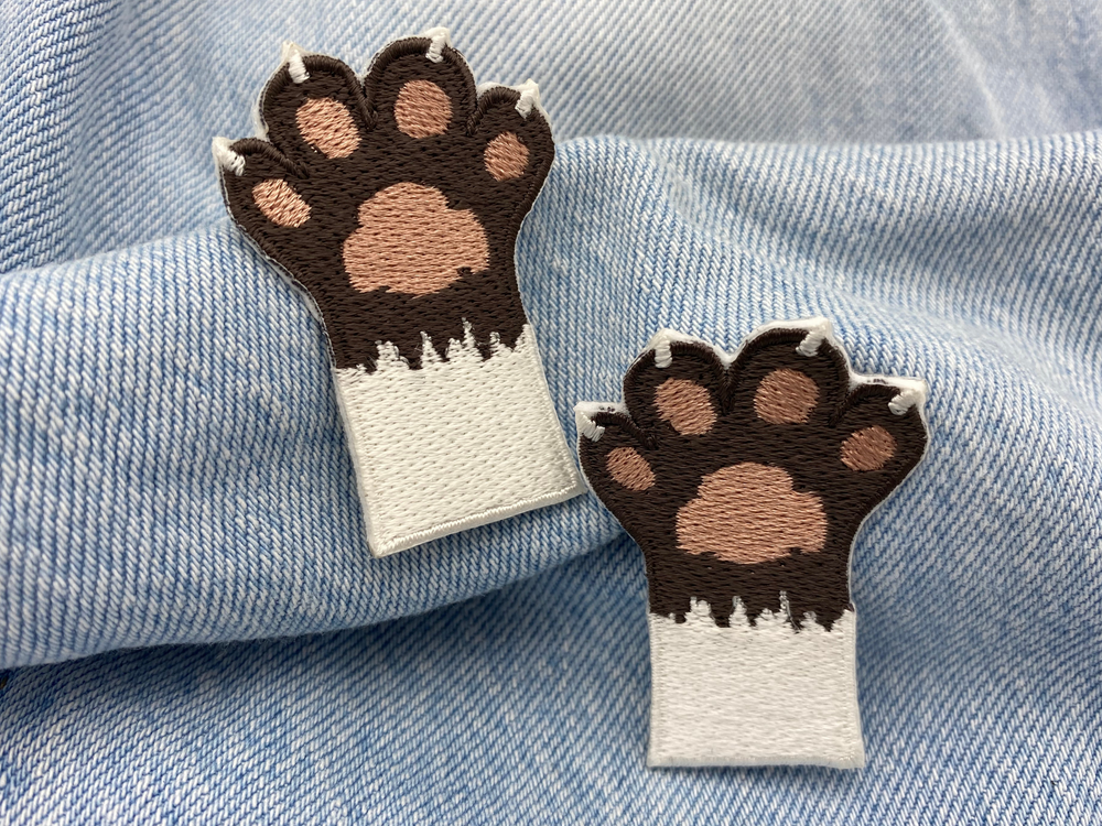 Pfoten Patches auf einer blauen Jeans