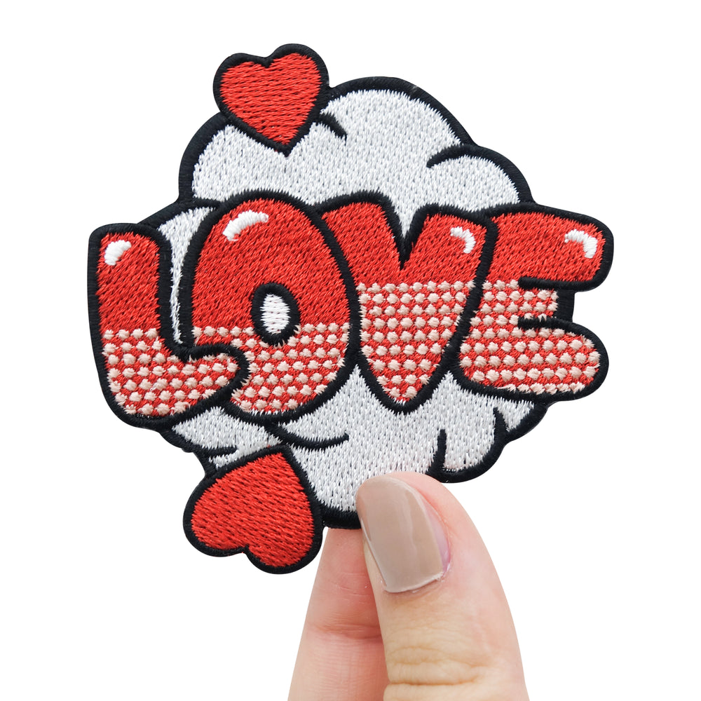 Hand hält den Love Comic Style Patch