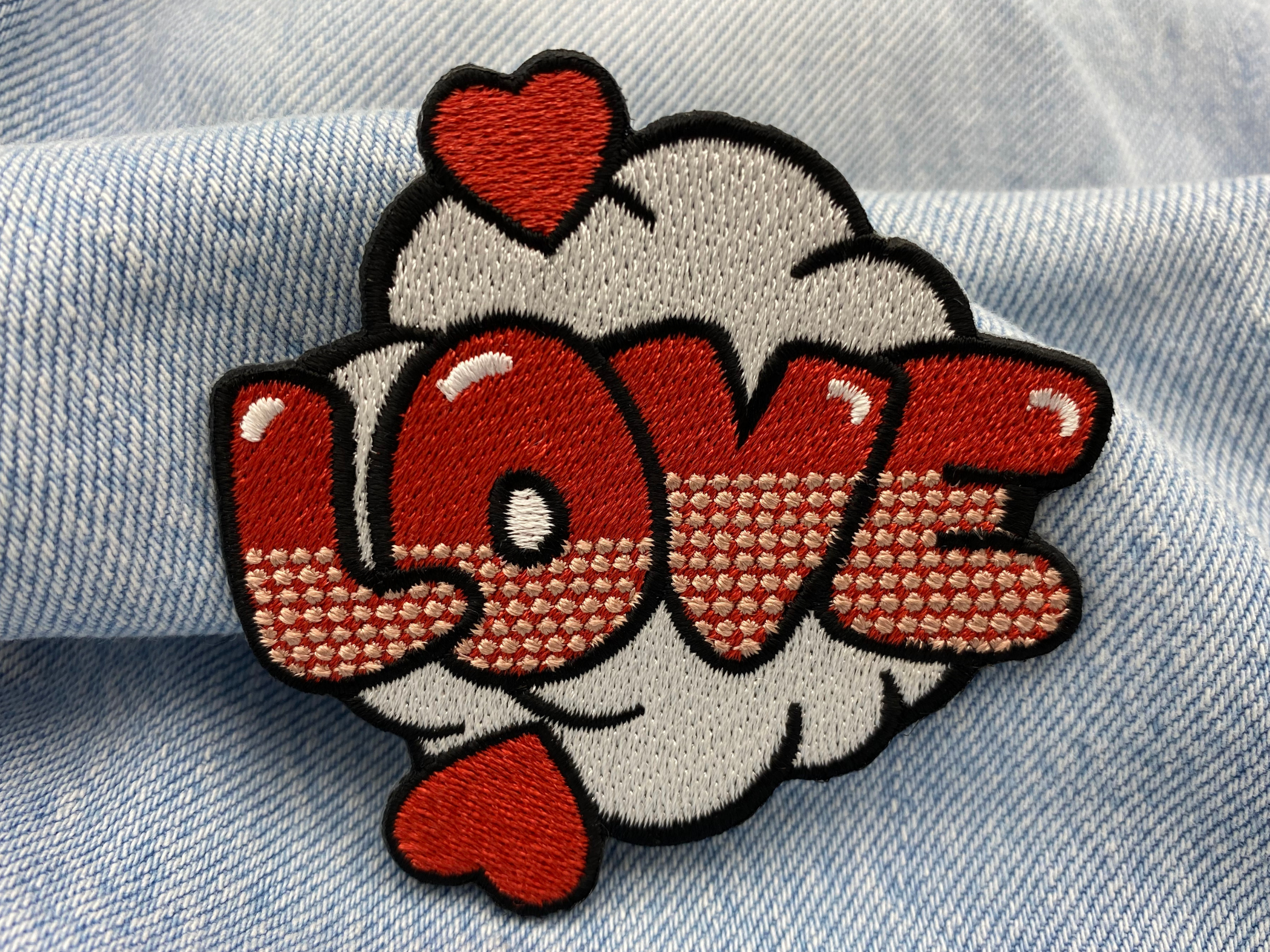 Love Comic Style Patch auf blauer Jeans