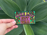 Make Love Patch vor einer Pflanze gehalten von einer Frauenhand