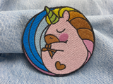 Baby Einhorn Patch auf blauer Jeans