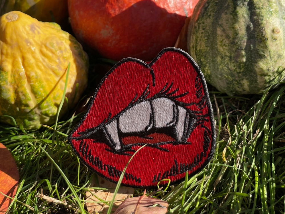 Vampir Kussmund Patch mit Kürbissen im Hintergrund 