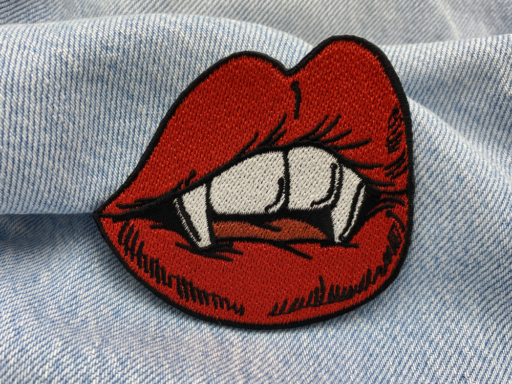 Vampir Kussmund Patch auf blauer Jeans