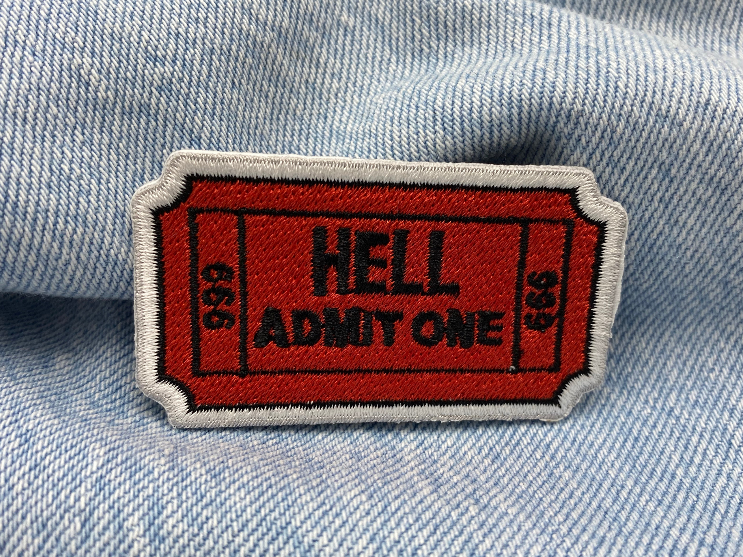 Höllen Ticket Patch auf blauer Jeans 