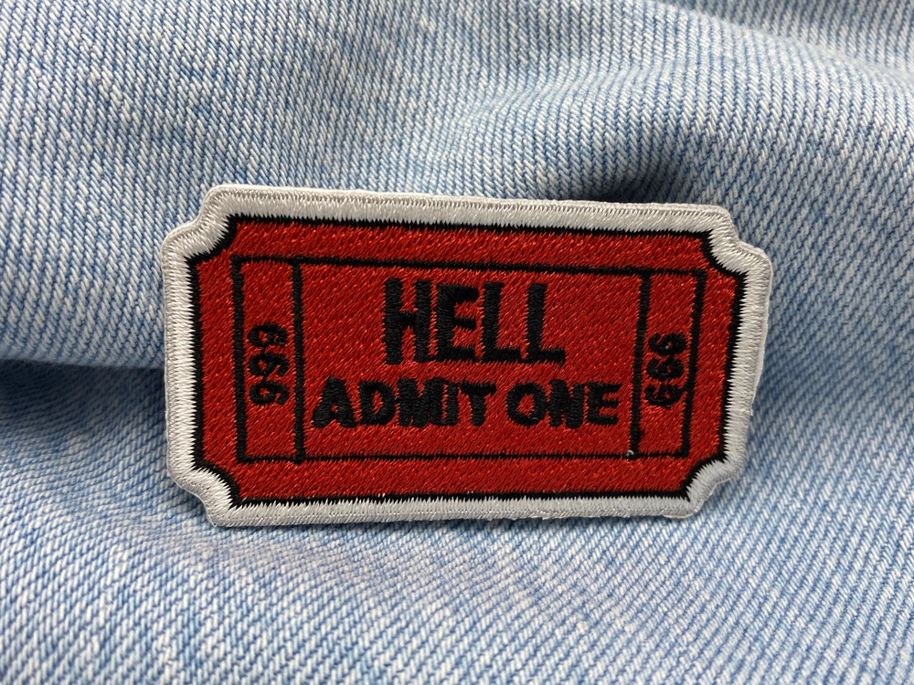 Höllen Ticket Patch auf blauer Jeans 