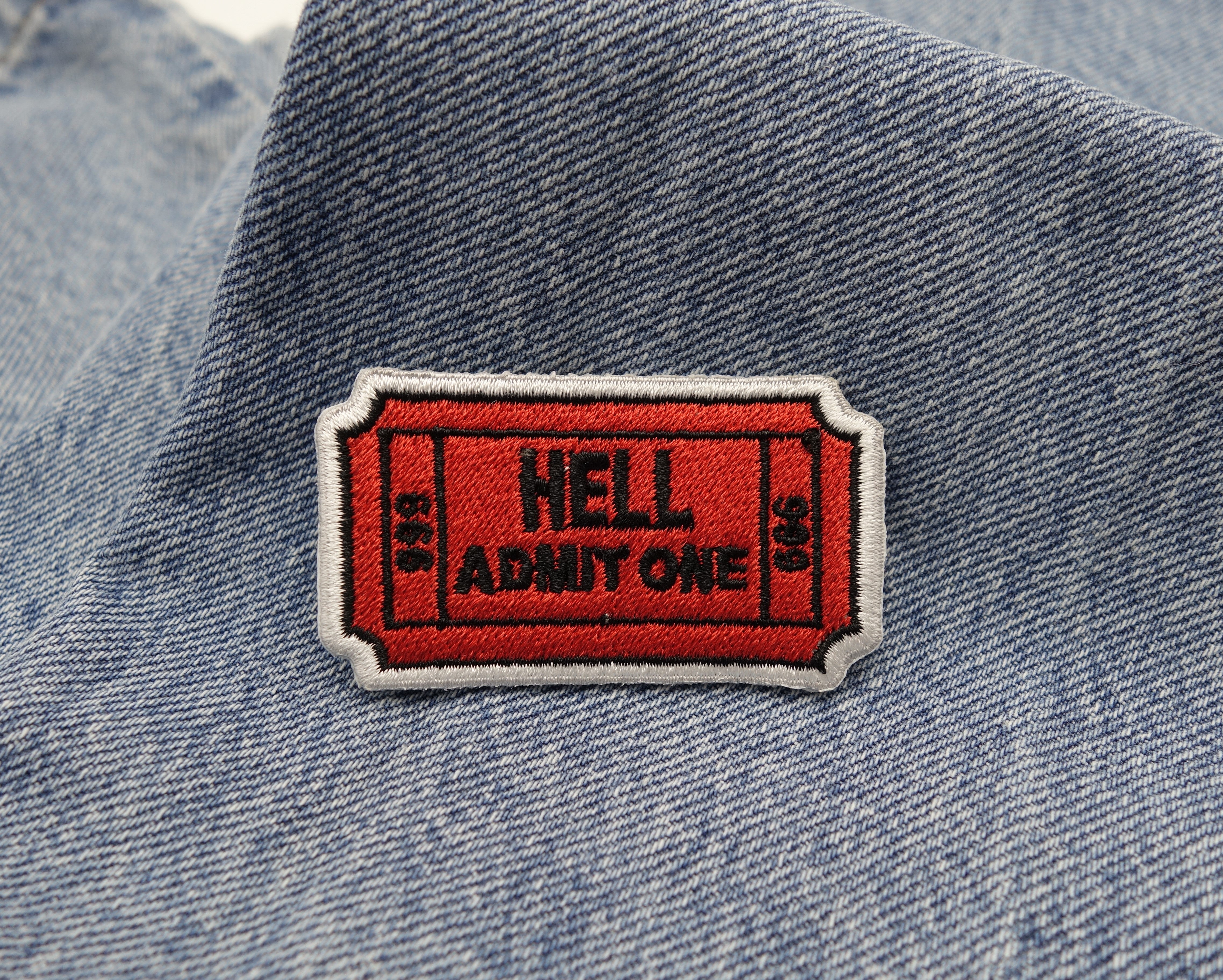 Hällen Ticket Patch auf einer anderen blauen Jeans 