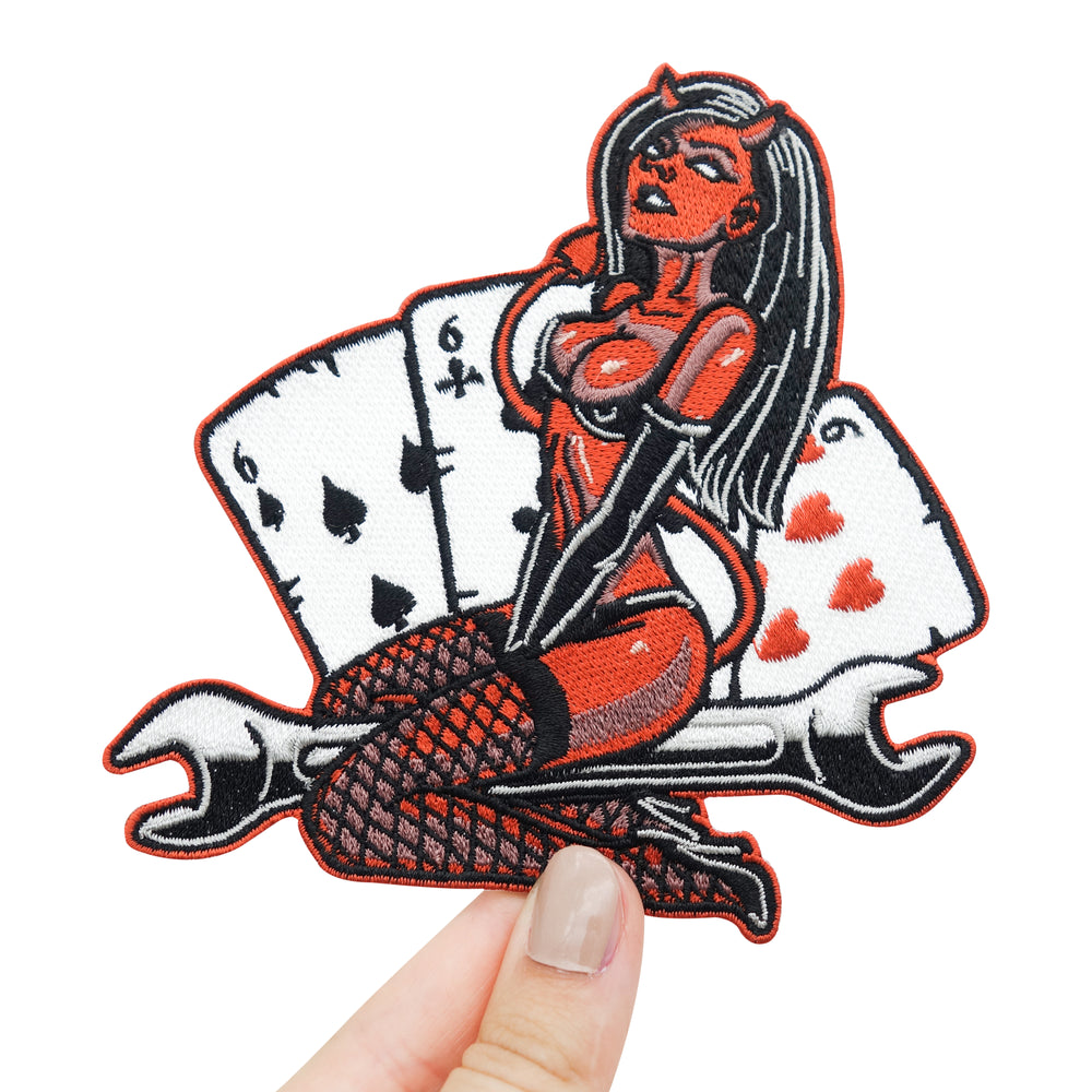 Sexy Teufel Patch gehalten von einer Frauenhand