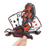 Sexy Teufel Patch gehalten von einer Frauenhand
