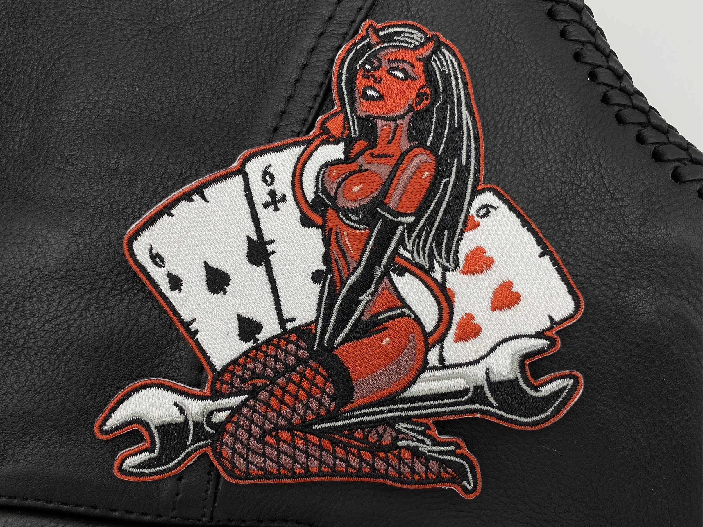 Sexy Teufel Patch auf einer schwarzen Lederweste