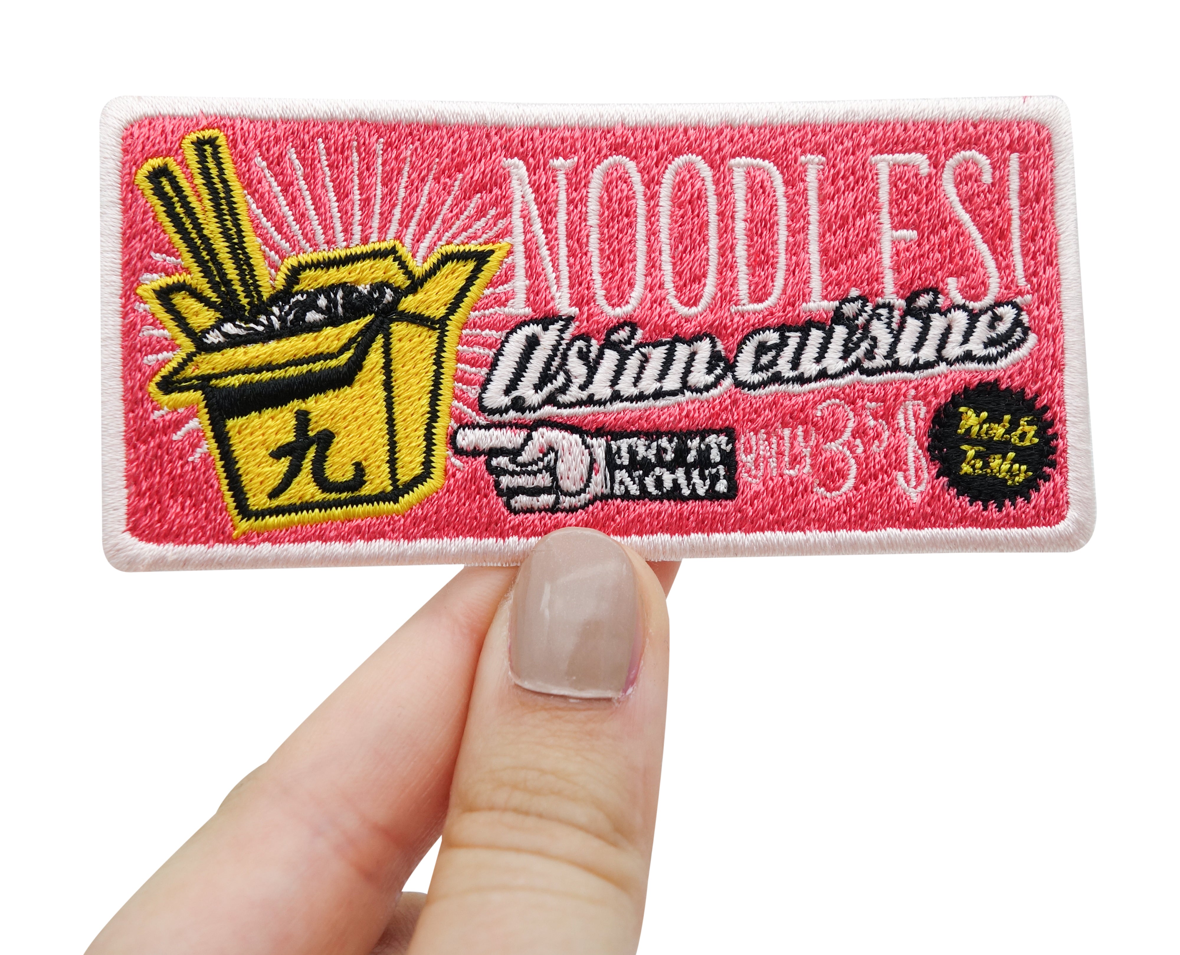 Asiatischer Nudelbox Patch in Frauenhand