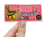 Asiatischer Nudelbox Patch in Frauenhand