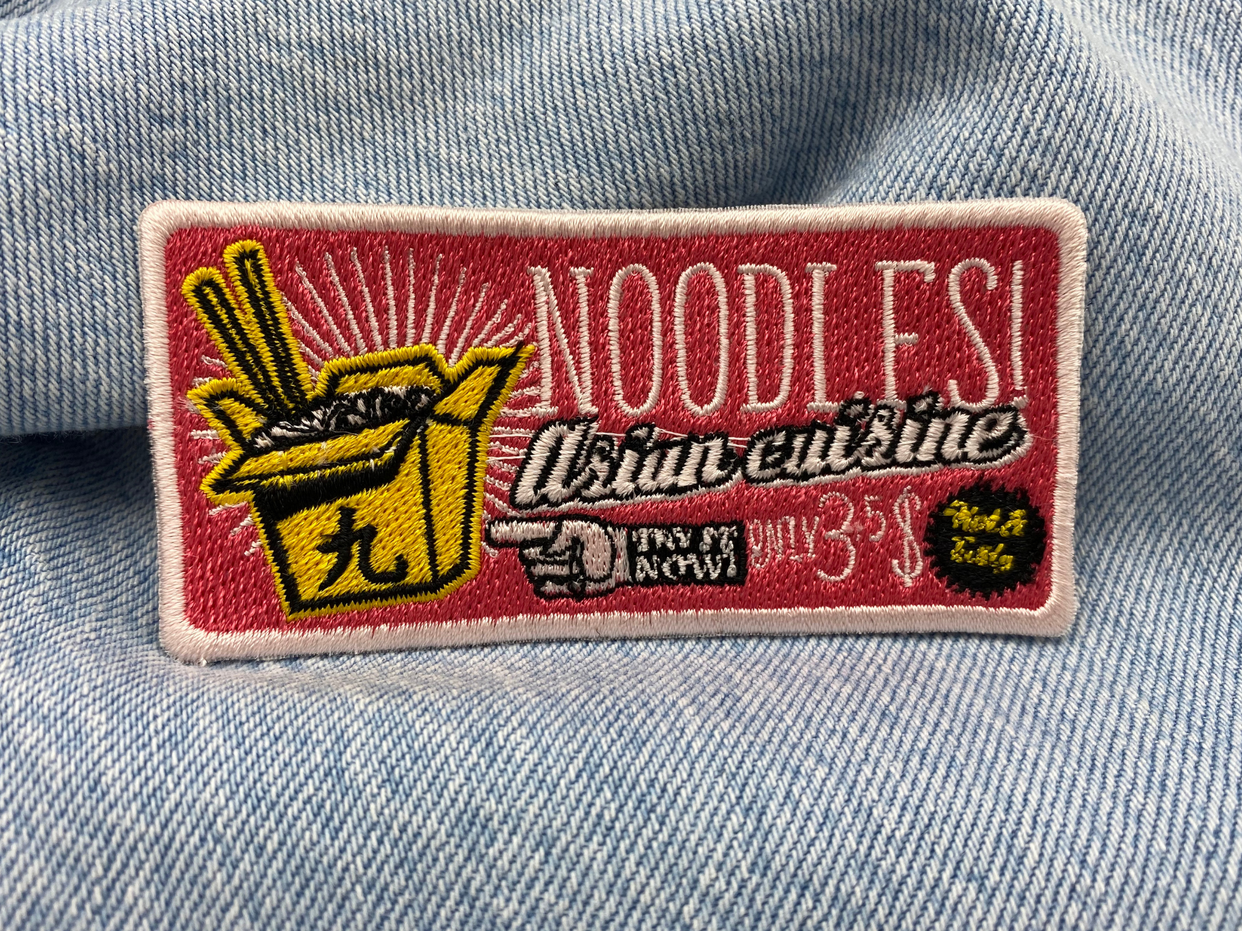 Asiatischer Nudelbox Patch auf blauer Jeans