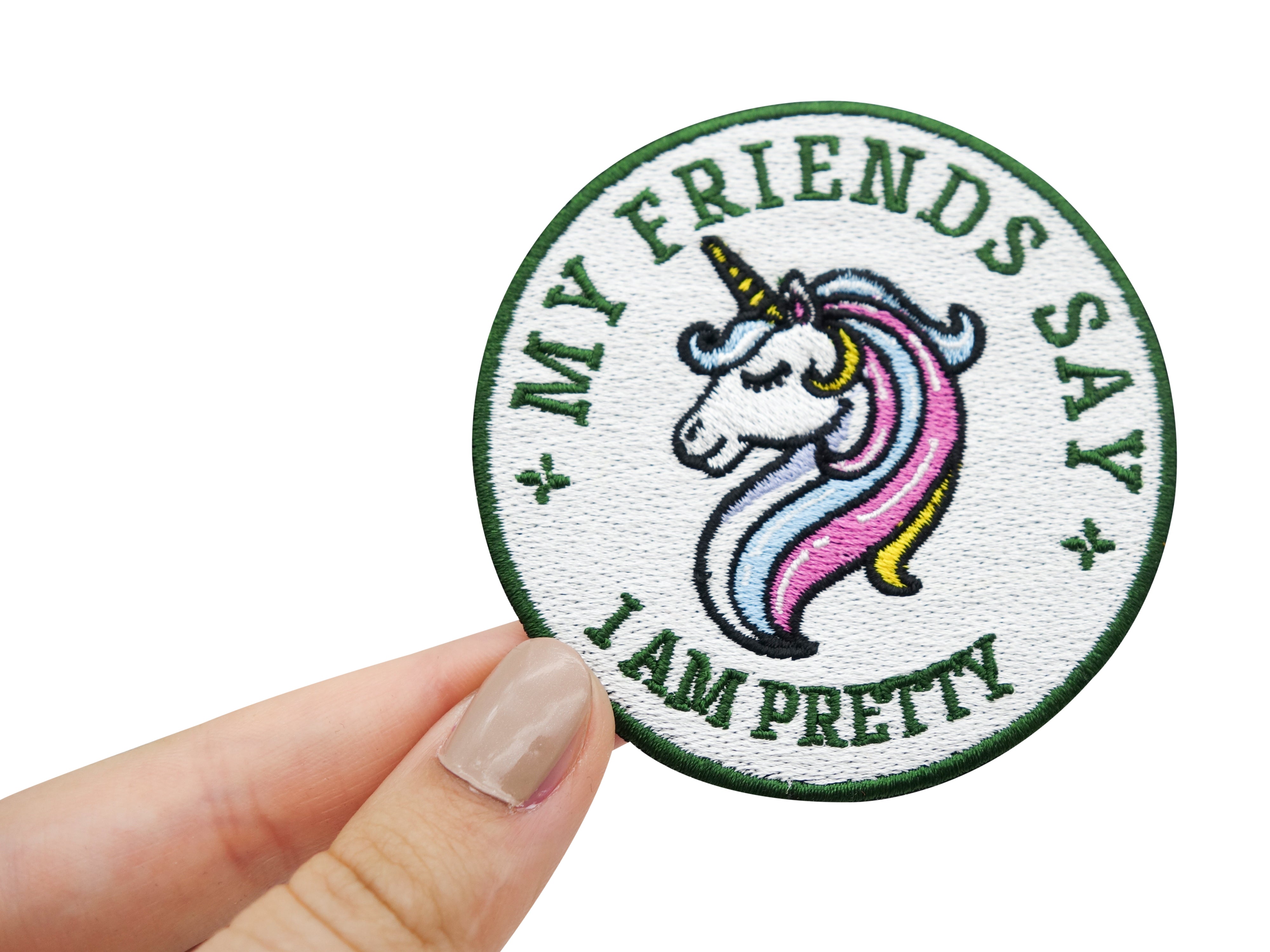 Der Einhorn Patch gehalten von einer Frauenhand