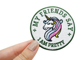 Der Einhorn Patch gehalten von einer Frauenhand