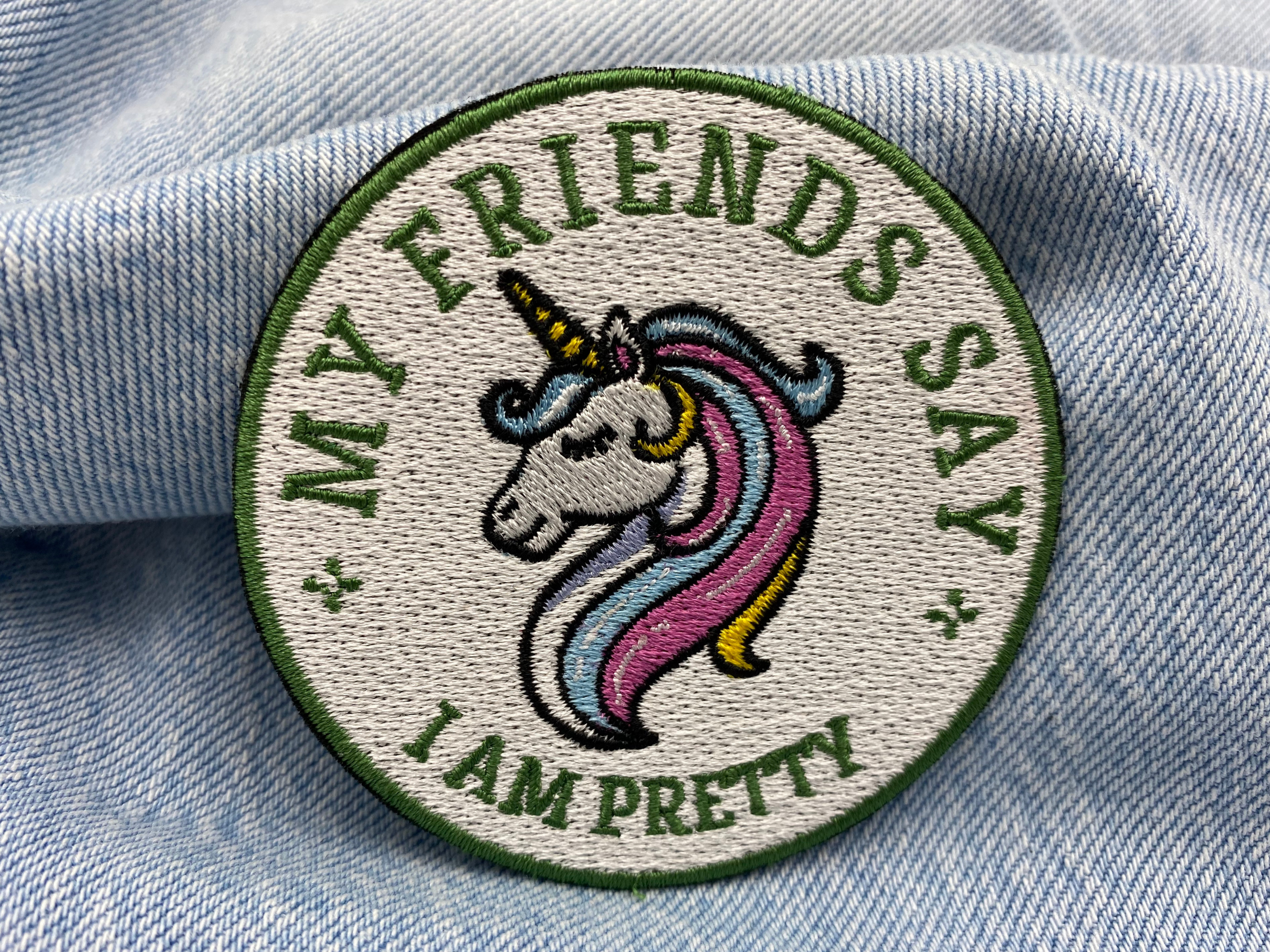 Der Einhorn Patch auf einer blauen Jeans