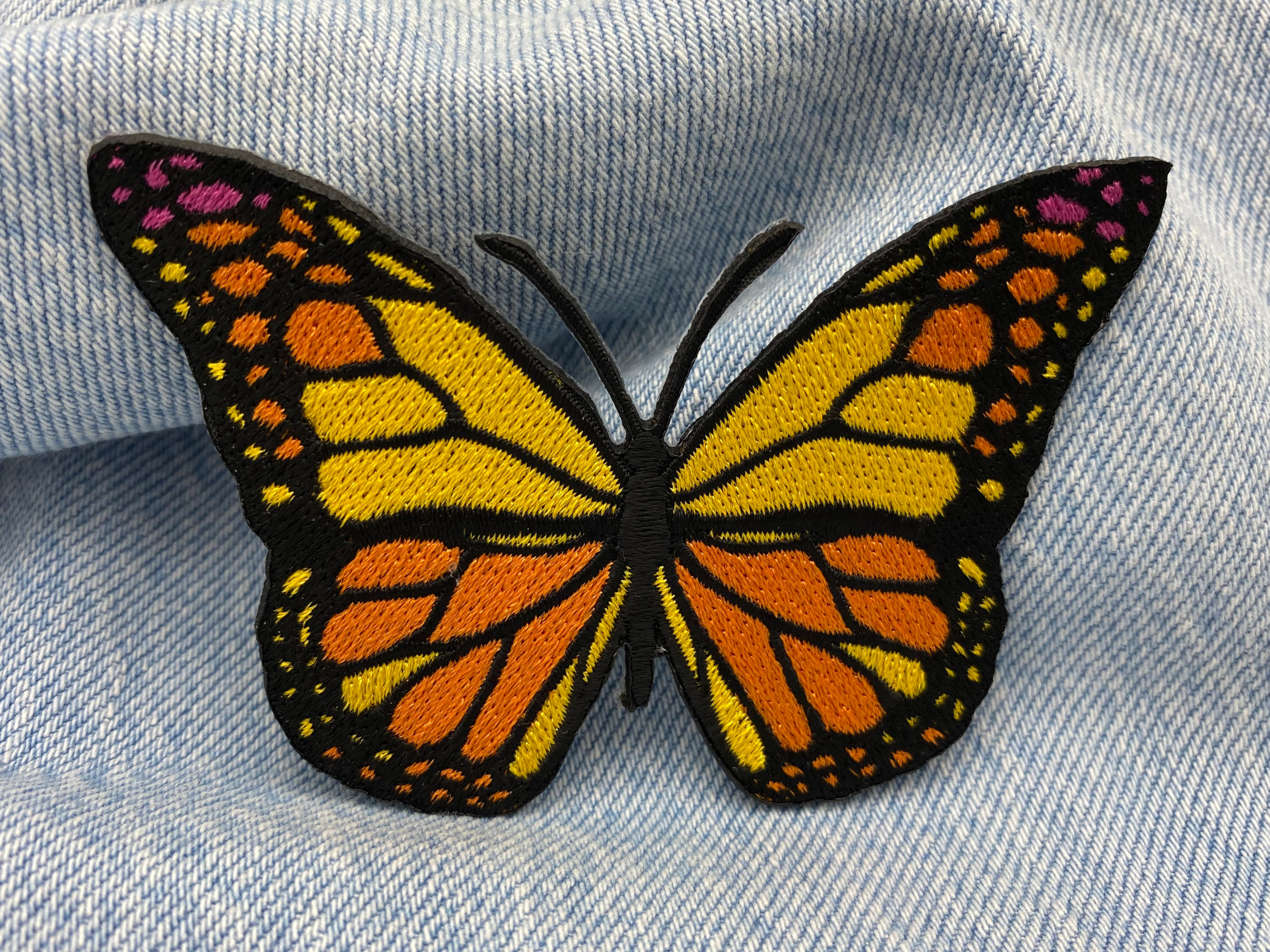 Schmetterling Patch auf blauer Jeans