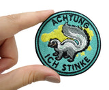 Hand einer Frau hält den Stinktier-Patch