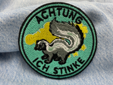 Der Patch auf einer blauen Jeans