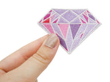 Frauenhand hält den rosa Diamant Patch.