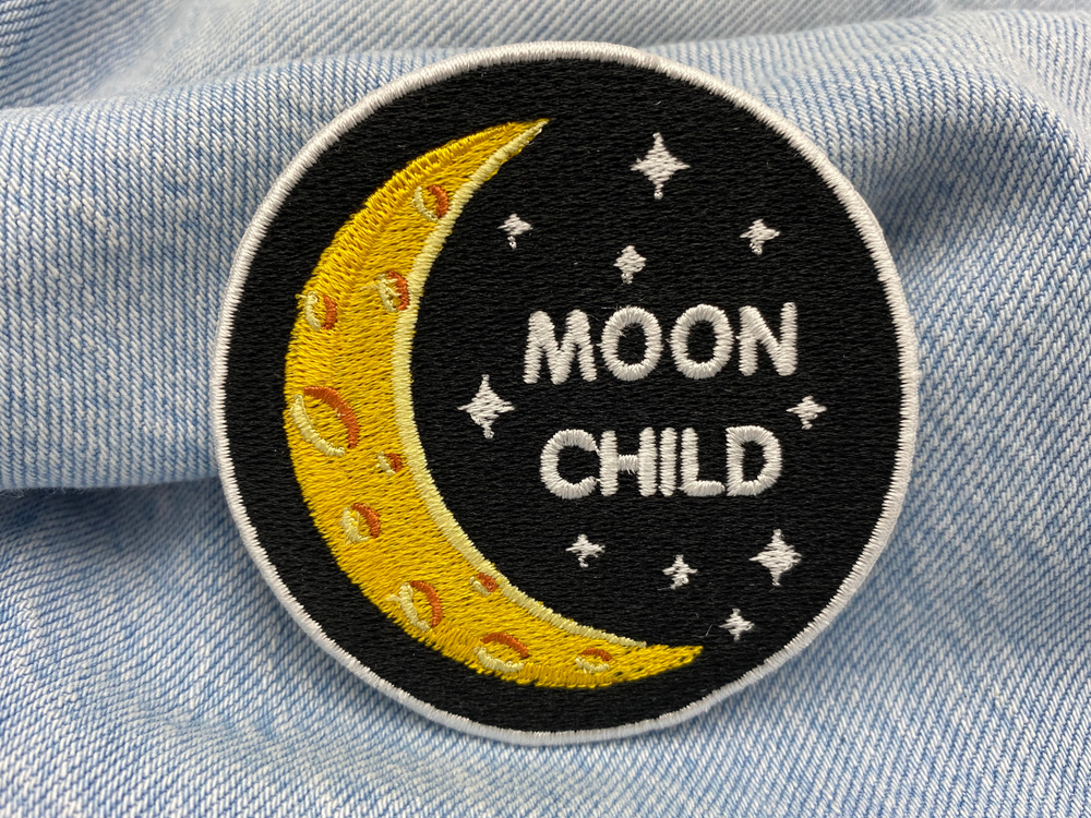 Moonchild Aufbügelpatch auf blauer Jeans.