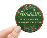 Frauenhand hält den Feminism Patch