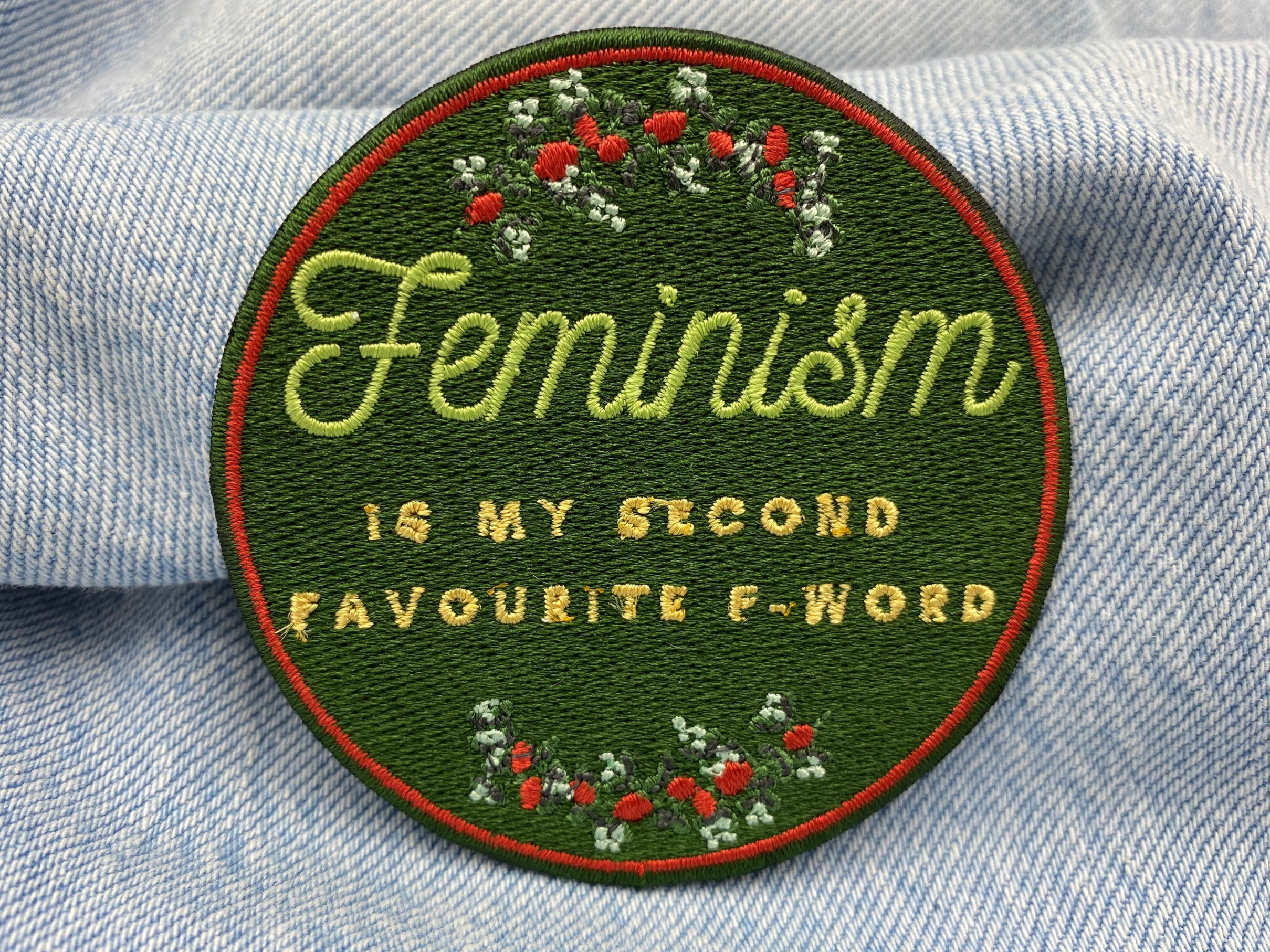 Feminism Patch auf hellblauer Jeans