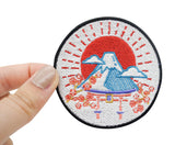 Japan Fuji Patch gehalten von Frauenhand
