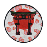 Roter japanisches Tor mit Kirschblüten Patch