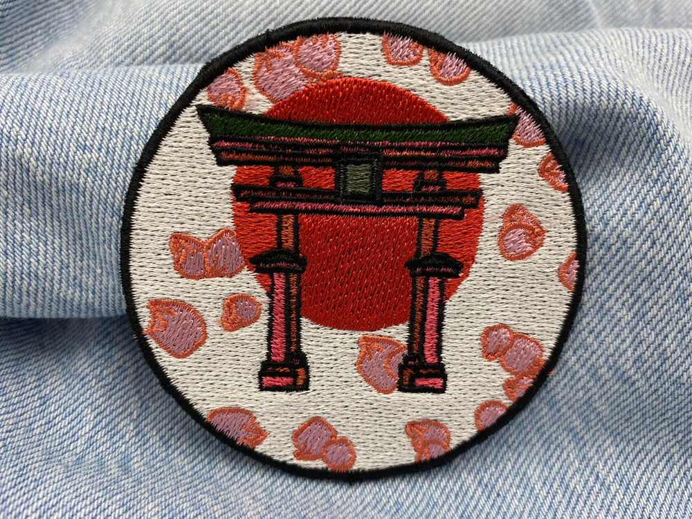 Japanisches Tor Patch auf einer blauen Jeans