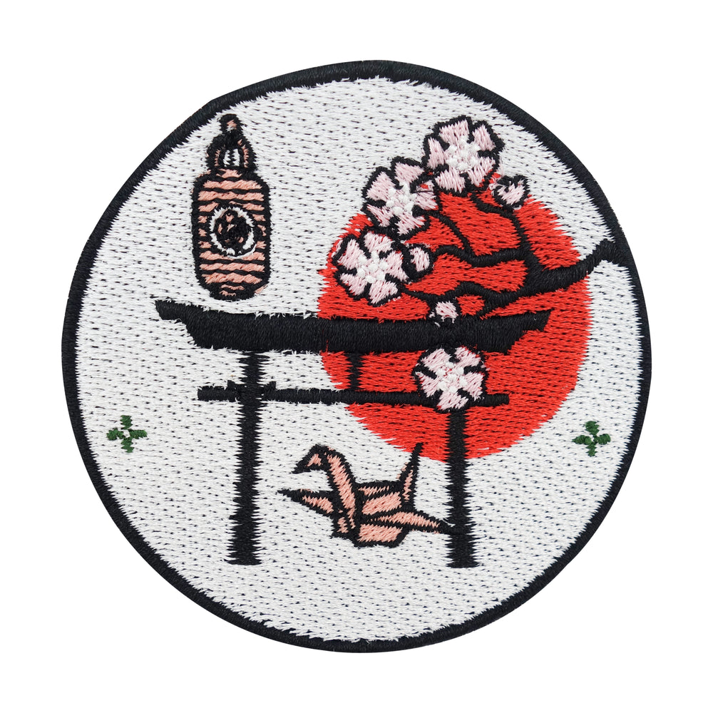 Roter Japan Patch mit Origami, Kirschblüten und Torii