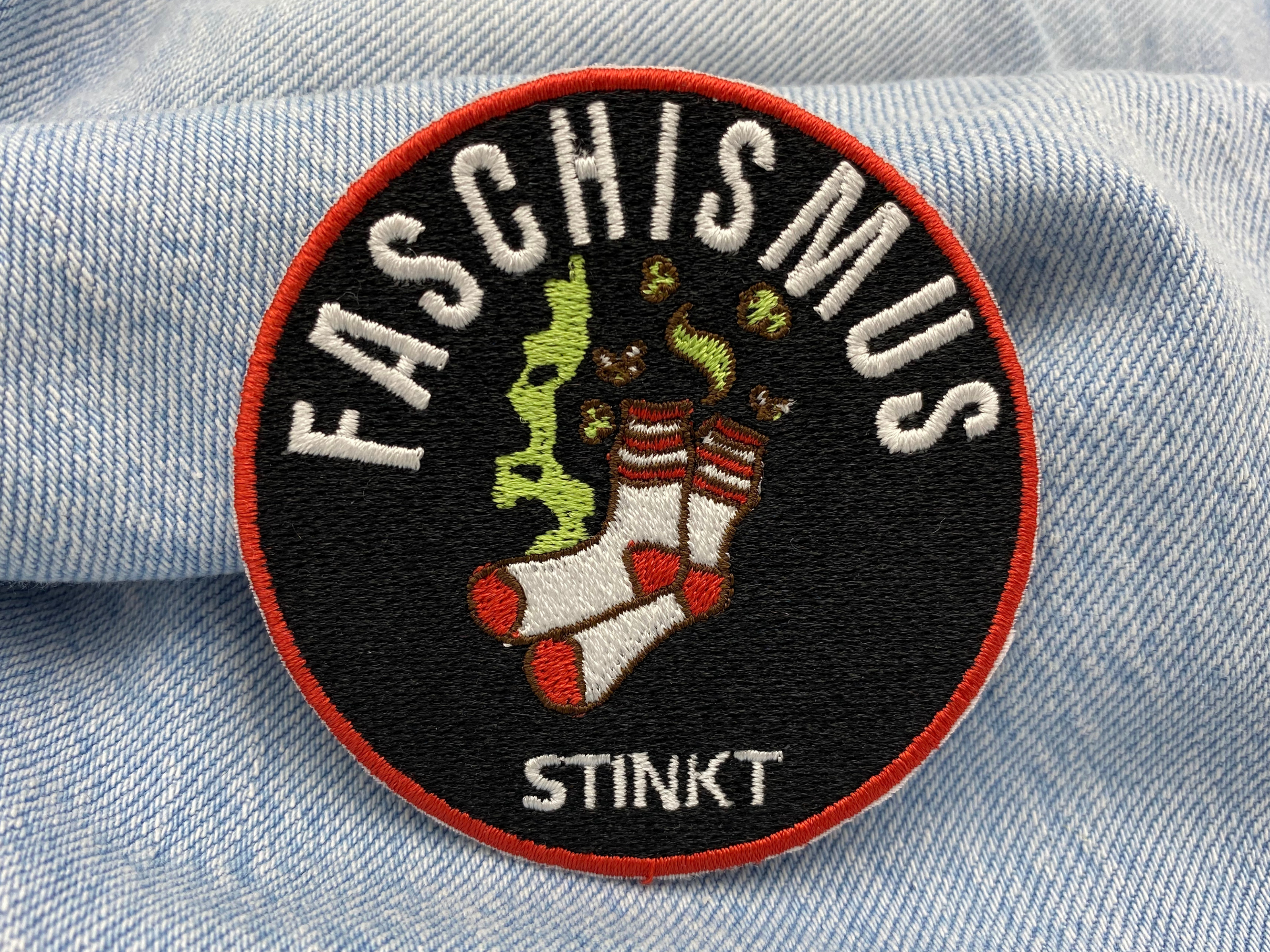 Faschismus stinkt Patch auf einer blauen Jeans