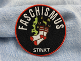 Faschismus stinkt Patch auf einer blauen Jeans