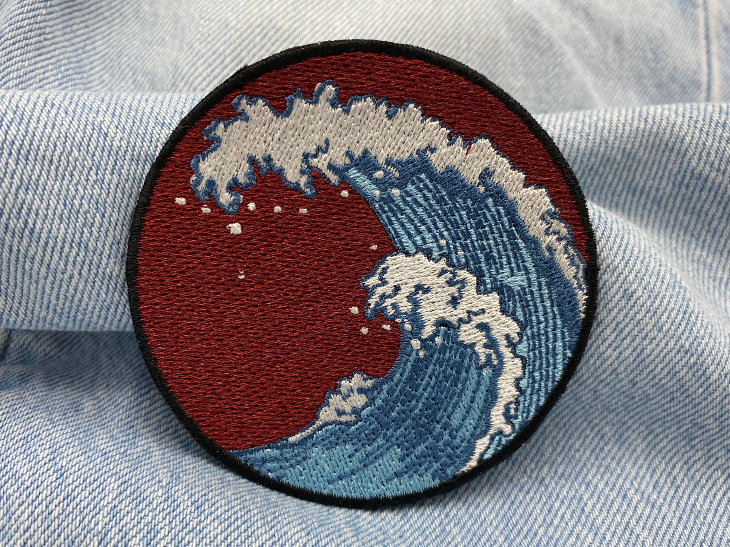 Wellen Patch auf hellblauer Jeans