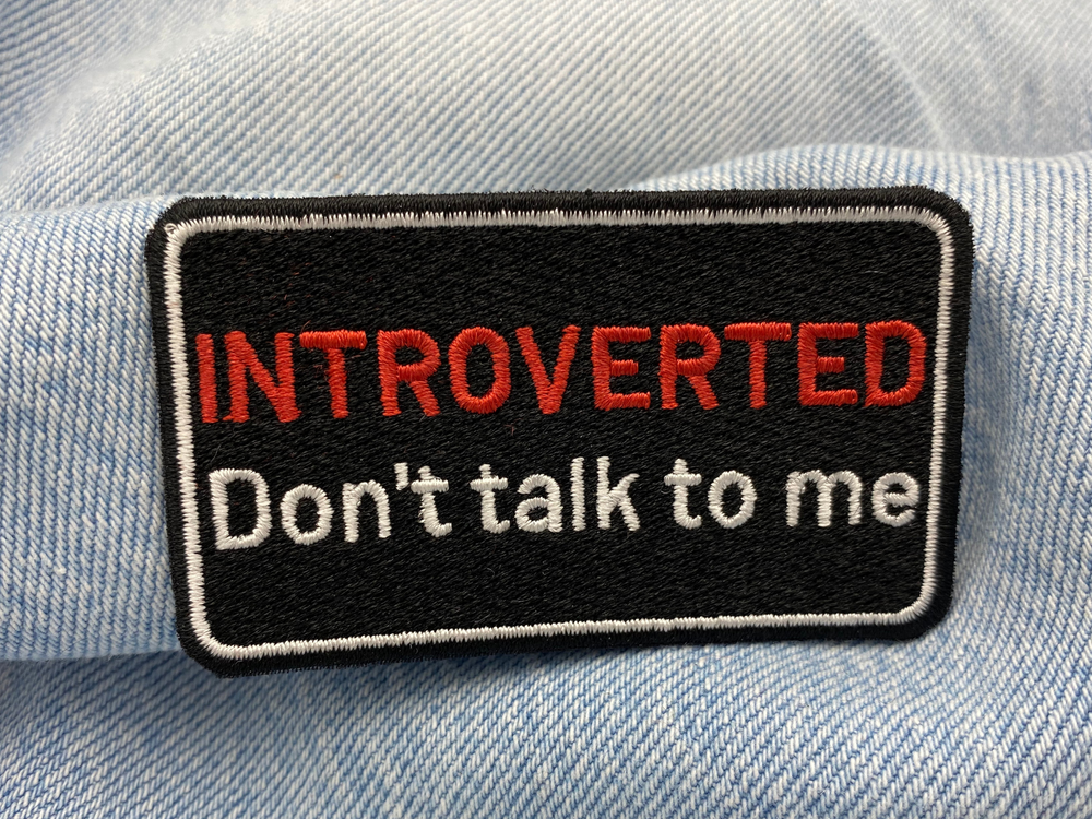 Spruch Patch auf einer blauen Jeans