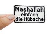Spruch Patch gehalten von einer Frauenhand