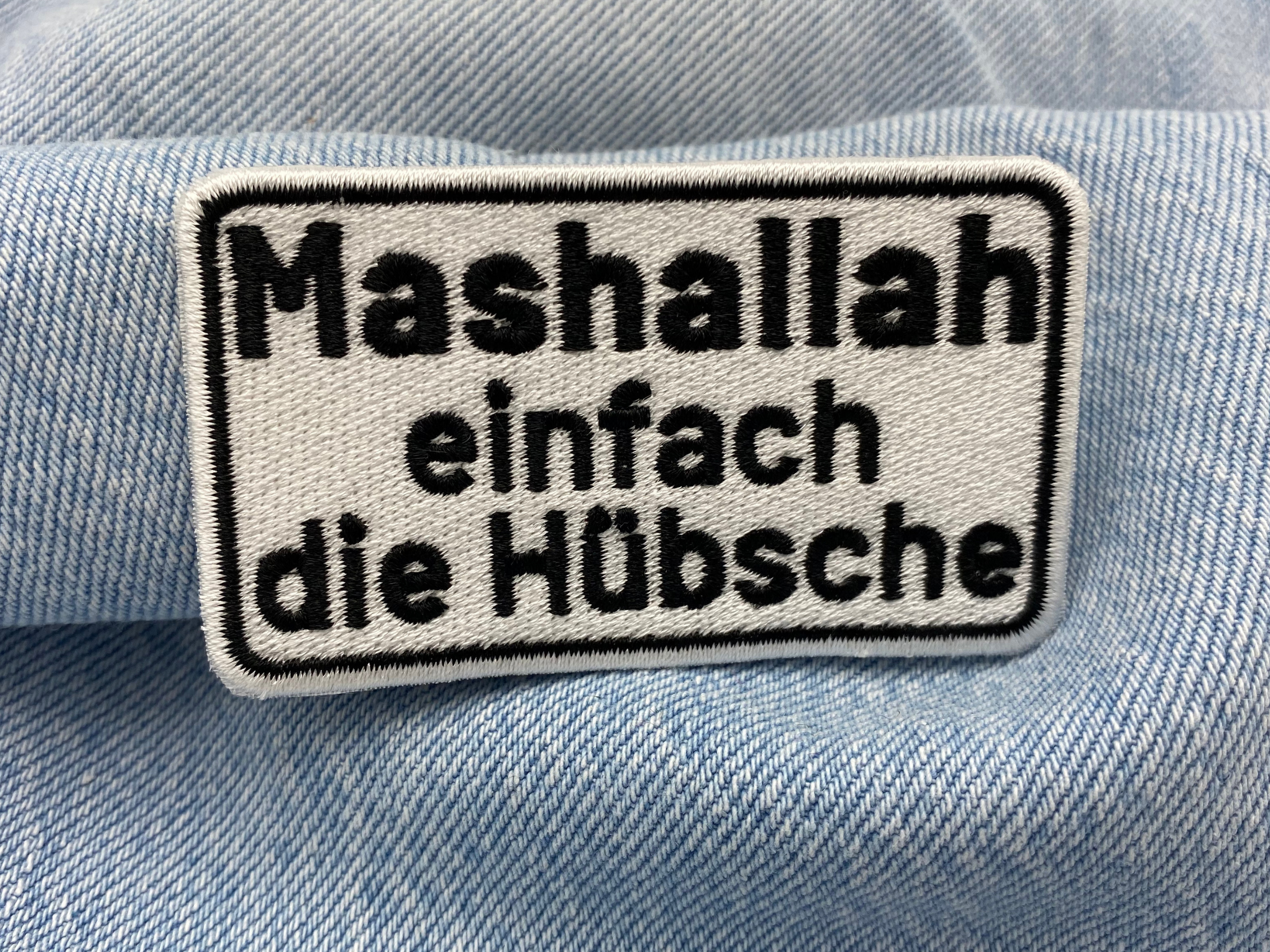 Spruch Patch auf einer blauen Jeans