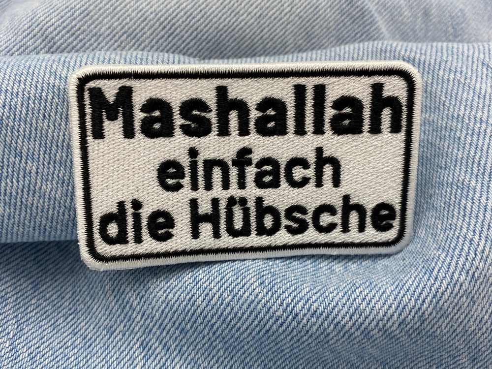 Spruch Patch auf einer blauen Jeans