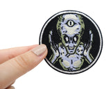 Alien Patch gehalten von einer Frauenhand