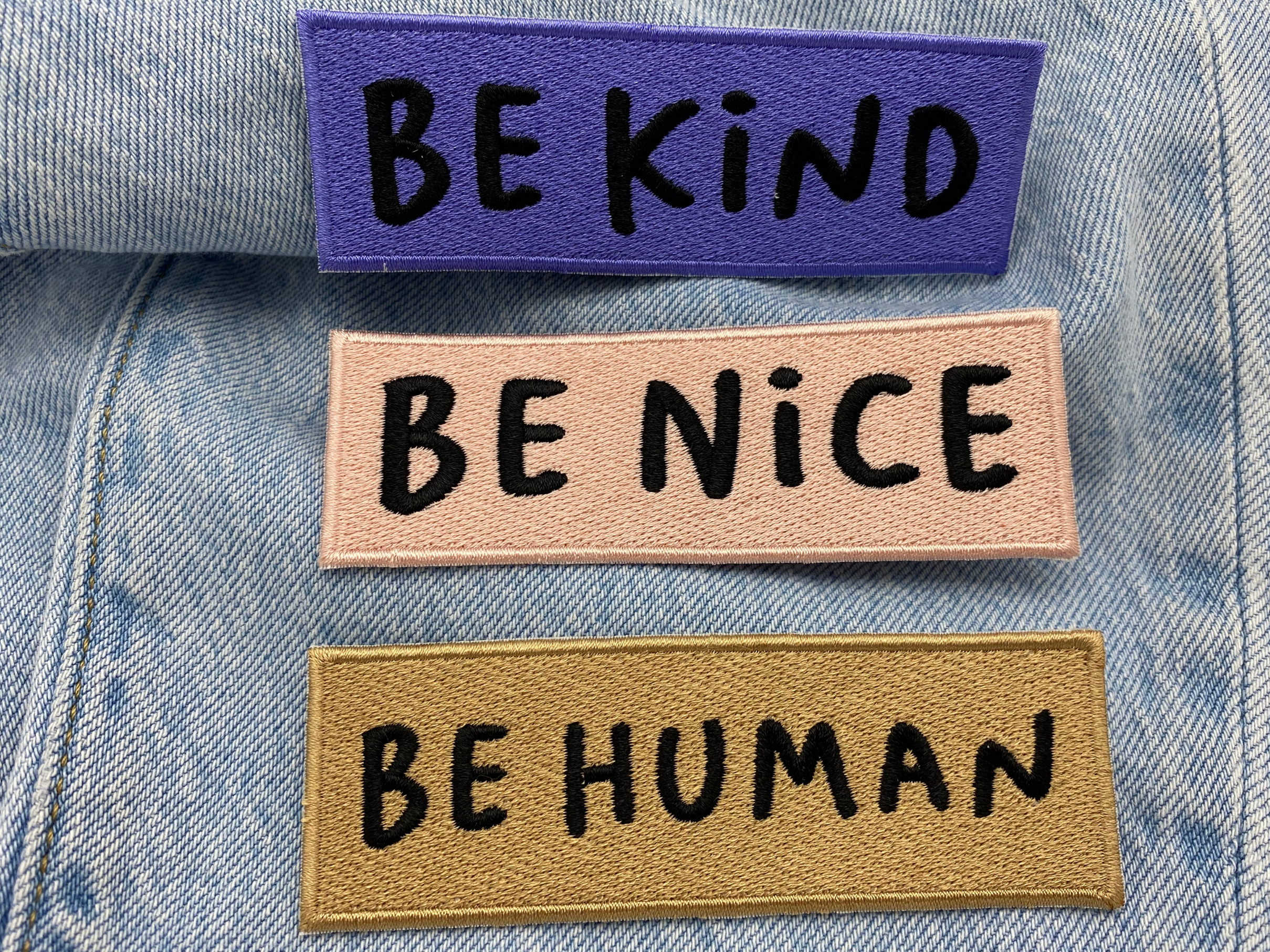 3er Set Patches auf einer blauen Jeans